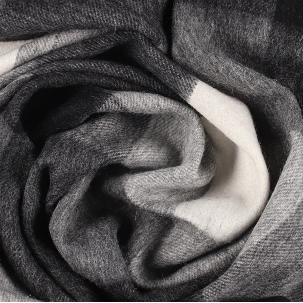 Black and grey large check scarf in 100% wool – York (2)